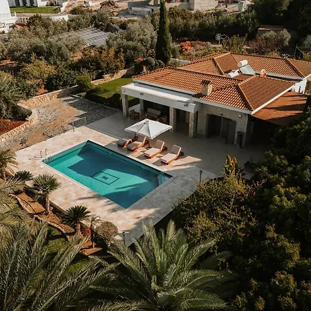 Stylish With Sea View Villa *